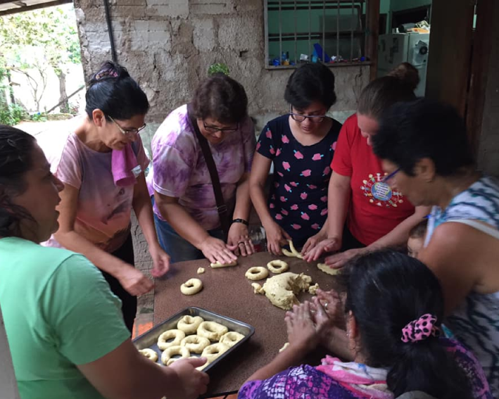 Comunidade de Paraguai fazendo pão