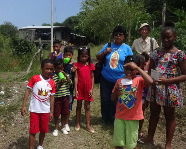 Irmã Pilar junto com as crianças da Infância Missionária